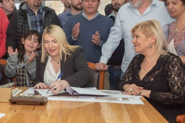 Bertone firmó convenio para la construcción del edificio de la Asociación Reencontrándonos