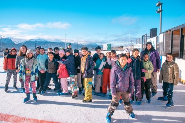 Con patinaje y esquí comenzaron las colonias municipales de invierno en Ushuaia