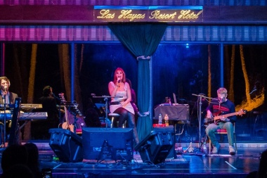 Fabiana Cantilo fue amor, acústica y austral