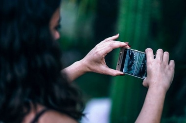Celulares: cinco de cada 10 adolescentes lo usan por más de 12 horas