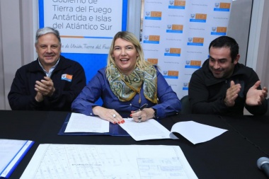 Bertone firmó el contrato de obra para la red de gas del barrio Arraigo Sur