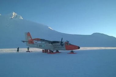En avión de la Antártida a Ushuaia: trasladaron de emergencia a un suboficial que se quebró las dos piernas