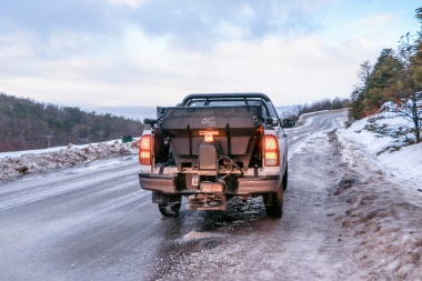 'Operativo Invierno': camionetas con tolvas realizan mantenimiento de calles y accesos en Ushuaia