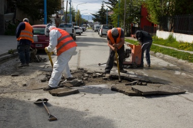 Personal municipal trabaja en bacheo y repavimentación del barrio Calafate