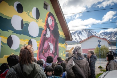 Presentaron el proyecto "Ushuaia, ciudad de murales" a docentes y alumnos de la Escuela N° 3