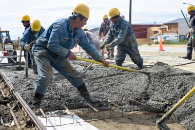 Colocaron hormigón en los últimos 100 metros de la cuarta mano de Yrigoyen en Ushuaia