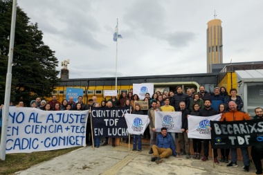 Científicos del CADIC acompañaron desde Ushuaia el reclamo nacional por la falta de fondos