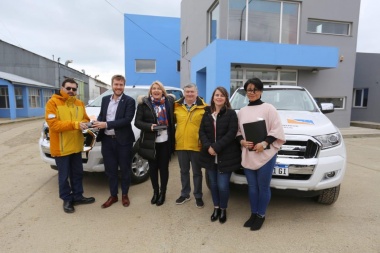 Bertone acompañó la entrega de dos nuevas camionetas a la Secretaría de Hidrocarburos