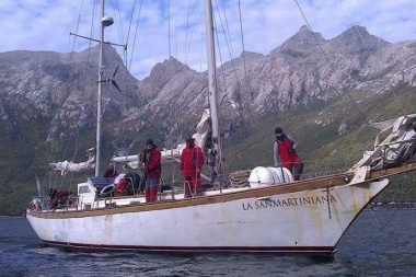 La UNTDF firmó un convenio que le permitirá utilizar el velero "La Sanmartiniana"