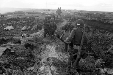Estuvieron un mes como prisioneros en Malvinas: la historia de "los 12 del patíbulo”