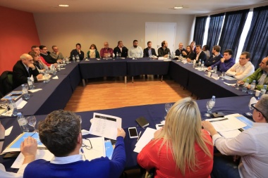 Con la crisis nacional como eje, Bertone encabezó una reunión de gabinete en Río Grande
