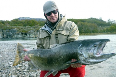 Especialistas desarrollaron mapa de distribución del salmón chinook en la Provincia