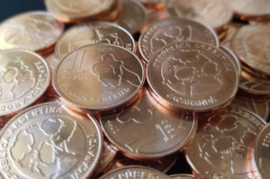 Cómo son las nuevas monedas de 1 y 5 pesos