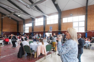 La gobernadora Bertone se sumó a un bingo por el 'Día de la Madre' realizado en Ushuaia