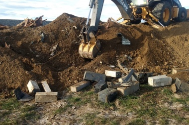 Concesionaria de Río Grande enterraba baterías de autos en un predio y fue multada