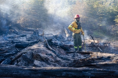 Continúa el trabajo de brigadistas para extinguir el incendio forestal en la estancia San Justo