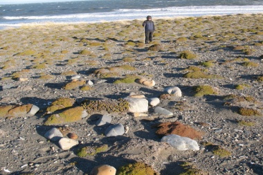 Descubren extraños objetos en la sepultura de un niño selknam en Tierra del Fuego