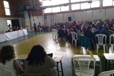 Acto y polémica: las titularizaciones docentes se postergaron un día por la falta de un decreto