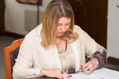 Por decreto, la gobernadora Bertone dispuso el congelamiento de los sueldos políticos