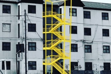 Anuncian la instalación de más de 90 escaleras de emergencia en edificios de Chacra II