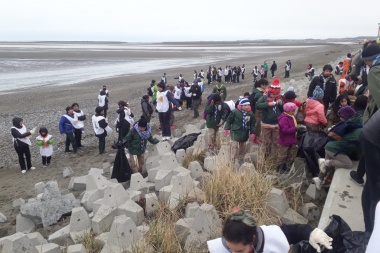 Más de 400 personas participaron de una limpieza masiva de playa en Río Grande