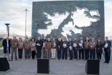 Bertone y los capitanes de fragatas recorrieron la plaza “Islas Malvinas”