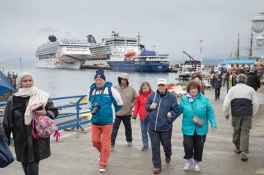 Ushuaia recibe hoy a más de 6 mil turistas en diez cruceros con tango al aire libre