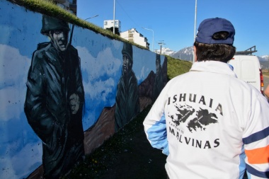 Vecinos y turistas participaron en la restauración del 'Mural de Malvinas' en Ushuaia
