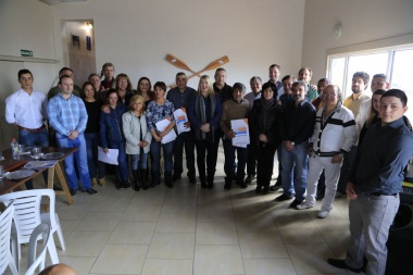 Bertone entregó aportes no reintegrables a una cooperativa de pesca artesanal