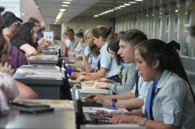 Paro del lunes en Aerolíneas: cómo pedir el cambio o devolución del pasaje