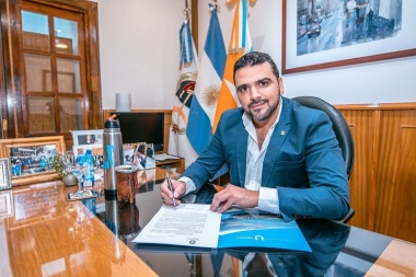 Vuoto firmó el decreto para el pago del bono de 6 mil pesos a los municipales