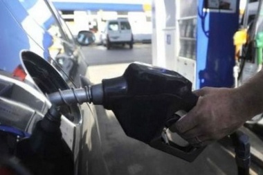 Mientras las naftas no paran de subir, la demanda de combustibles sufre una fuerte caída