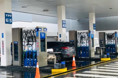 El Gobierno no acordó con las petroleras y aplicará la Ley de Abastecimiento para congelar el precio de los combustibles