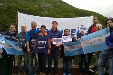 En defensa de Aerolíneas, aeronáuticos realizaron un 'banderazo' en el Paso Garibaldi