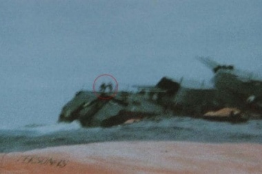 Hundimiento del crucero General Belgrano: la increíble historia detrás de una foto