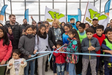 Bertone inauguró un playón deportivo y el SUM del barrio Felipe Varela en Ushuaia