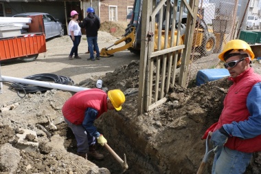 Iniciaron trabajos de conexión a redes de agua y cloacas de 150 viviendas de la Margen Sur