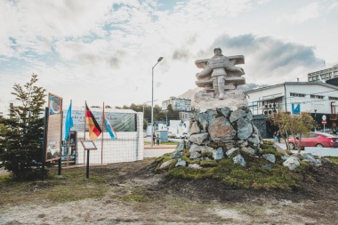 Gunter Plüshow, el primer hombre en volar sobre Tierra del Fuego, ya tiene su monumento en Ushuaia