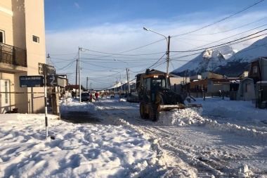 Sin pronóstico de nuevas nevadas, sigue adelante el 'Operativo Invierno' en Ushuaia