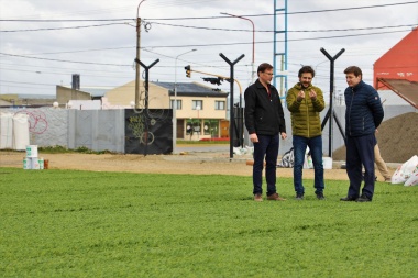 Melella recorrió la obra de puesta en valor de la cancha del Centro Deportivo Municipal