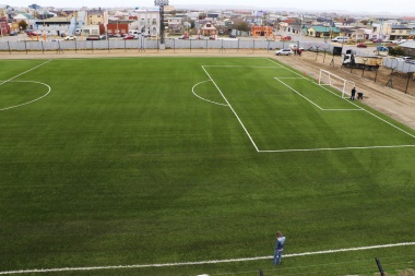 Concluyó la colocación de césped sintético en la cancha del Centro Deportivo Municipal