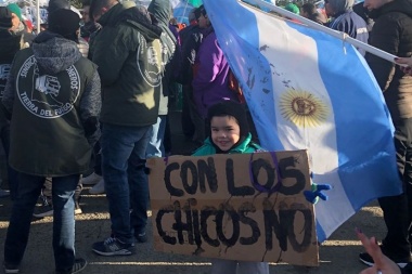 Multitudinario reclamo contra el recorte de asignaciones familiares: “Son 25 mil chicos afectados en Tierra del Fuego”