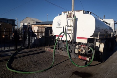 Por el congelamiento de cañerías reforzaron la distribución de agua potable en la Margen Sur