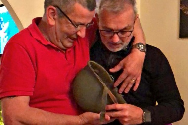 El emotivo encuentro de un coleccionista británico que le devolvió a un soldado argentino su casco