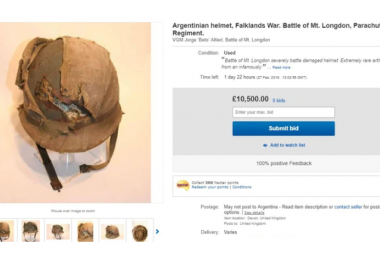 El casco que le salvó la vida a un soldado argentino en Malvinas se vende online a 13.000 dólares: el héroe quiere recuperarlo