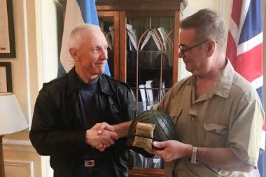 Un militar inglés devolvió a un soldado argentino el casco que usó en Malvinas, conmovido por el caso del veterano Altieri