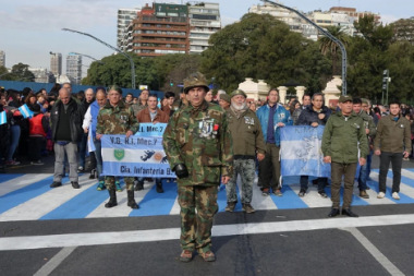 El héroe de Malvinas que recuperó su casco llevó el reclamo de los ex combatientes al desfile del 9 de julio: "Que la Patria no nos olvide"