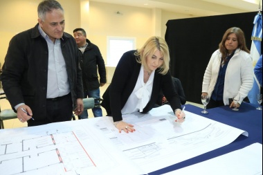 Bertone firmó los contratos de obra para refaccionar cuatro escuelas en Río Grande