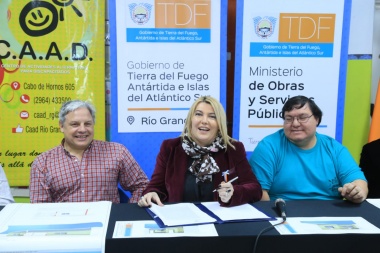Bertone firmó el contrato de obra para ampliar y refaccionar el edificio del CAAD