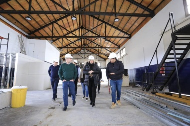 Bertone recorrió el avance de obra que ampliará el galpón del puerto de Río Grande
